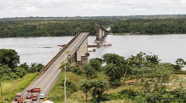 Feribot köprüyü yıktı!
