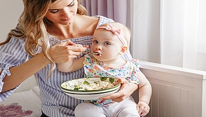 Bebeğime neyi, ne kadar yedirmeli diye düşünüyorsanız! İşte ideal ek gıdanın formülü: