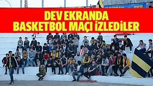 Dev Ekranda Basketbol Maçı İzlediler