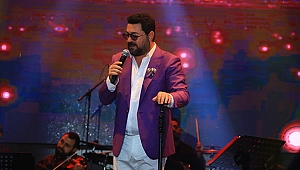 Hayranlarıyla beraber halay çekti