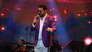 Hayranlarıyla beraber halay çekti