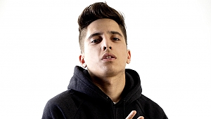 Baneva müzik dolu yoluna peşindeyim ile devam ediyor