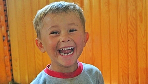 “BİR TEBESSÜME DEĞER” DEN ÇOCUKLARA BAYRAM HEDİYESİ