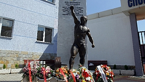 Naim Süleymanoğlu heykeli doğduğu kasabanın meydanında açıldı