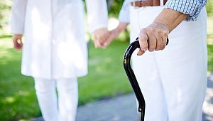 Alzheimer hastasına bakım verenler mutlaka destek istemeli!