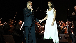 İzmir’de Livaneli Çiçekleri Açtı