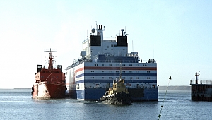 Türünün İlk Örneği Yüzen Güç Ünitesi Çutotka’da Limana Yanaştı