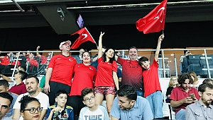 Ünlü Şarkıcı Milli Maçı Stadyumda İzlemiş