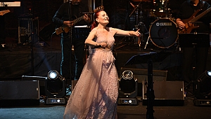 Candan Erçetin Bursa Konserinde Mehmetçik İçin Söyledi