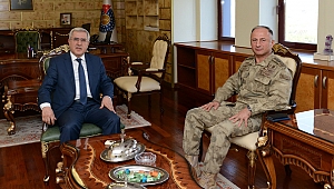 Kahramanmaraş İl Jandarma Komutanı Öksüz KSÜ Rektörü Can’ı Ziyaret Etti