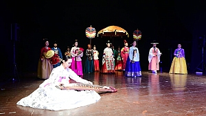 Kore Halk Oyunları Gösterisi Büyüledi