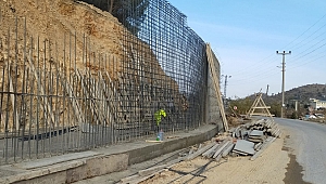 Yeşilyöre’de istinat duvarı yükseliyor