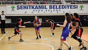 Sanko okulları genç kızlar basketbol takımı 7 yıldır şampiyonluğu kimseye bırakmıyor