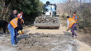 Büyükşehir’den Andırın Mahalle Yollarına Parke