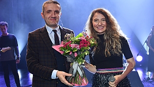 Genç Sanatçı Irmak Arıcı İle Üsküdar’da Yer Yerinden Oynadı