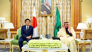 Veliaht Prens Selman, Japonya Başbakanı Abe’yi çölde bedevi çadırında ağırladı