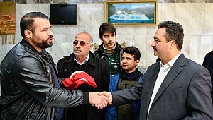 Başkan Gürbüz Suriyelilere Türk Bayrağı Hediye Etti