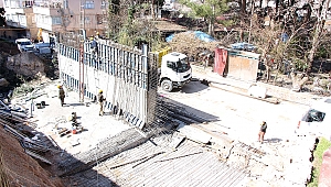 Çöken İstinat Duvarı Yapılıyor