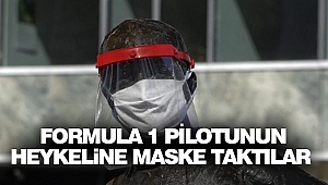 Formula 1 Pilotunun Heykeline Maske Taktılar