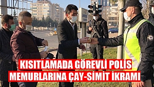 Kısıtlamada görevli polis memurlarına çay-simit ikramı