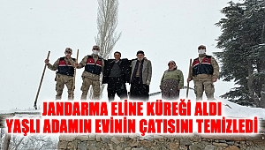 Jandarma eline küreği aldı yaşlı adamın evinin çatısını temizledi