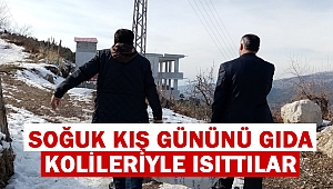 Soğuk kış gününü gıda kolileriyle ısıttılar