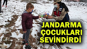 Jandarma çocukları sevindirdi