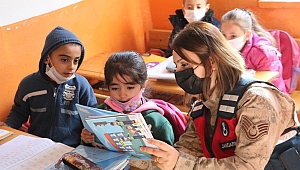 Jandarma öğrencileri sevindirdi