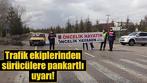Trafik ekiplerinden sürücülere pankartlı uyarı 
