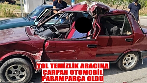 Yol temizlik aracına çarpan otomobil paramparça oldu 