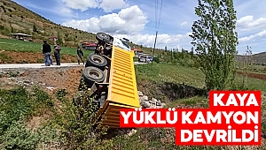 Kahramanmaraş’ta kaya yüklü kamyon devrildi 