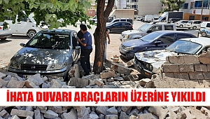 Pazarcık’ta ihata duvarı park halindeki otomobillerin üzerine yıkıldı 