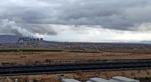 İş makinesi 40 metre yükseklikten aşağı yuvarlandı 