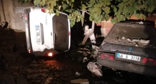 Kahramanmaraş’ta Virajı Alamayan Araç Bahçe Duvarına Çarptı: 2 Yaralı