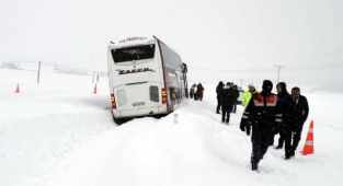 Araçlarında mahsur kaldılar son anda kurtarıldılar