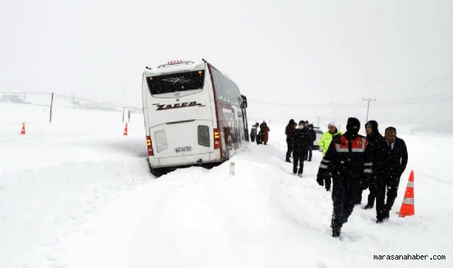 Araçlarında mahsur kaldılar son anda kurtarıldılar