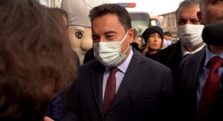 Babacan ile gençler arasında ayaküstü ekonomi sohbeti