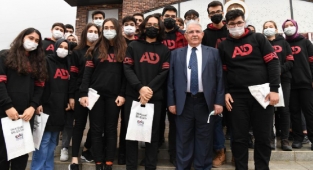 Başkan Mahçiçek'ten Öğrencilere: Bilginizle ve Özgüveninizle Ülkenin Geleceğine Damga Vuracaksınız!