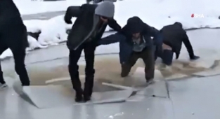 Buz tutmuş su birikintisinde çocukların oyunu üşüttü