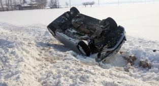 Buzlu yolda kontrolden çıkan otomobil takla attı: 2 yaralı