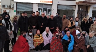 CHP Kahramanmaraş’ta zamları battaniyelerle protesto etti