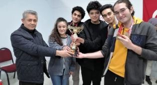 Erdem Bayazıt Anadolu Lisesi madalyaları topladı