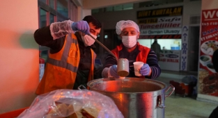 Kahramanmaraş Büyükşehir’den Yürekleri Isıtan Sıcak Çorba İkramı