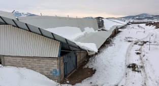Kahramanmaraş’ta besi ahırlarının çatısı çöktü hayvanlar telef oldu