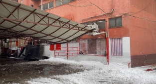 Kahramanmaraş’ta çatıdan düşen kar yığınları paniğe neden oldu