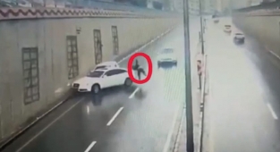 Kahramanmaraş’ta otomobilin önüne atladı