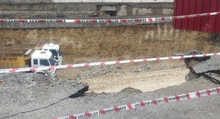 Kahramanmaraş’ta sağanak yağış sonrası yol çöktü