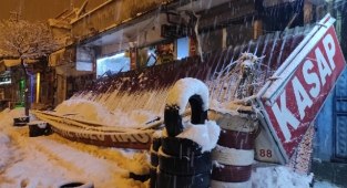 Kahramanmaraş’ta sundurma kar yağışına dayanamadı yıkıldı