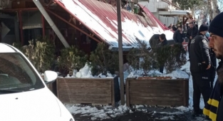 Kahramanmaraş’ta sundurma yaşlı kadın ve torununun üzerine çöktü