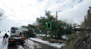 Kar Savurdu Büyükşehrin Ekipleri Temizledi